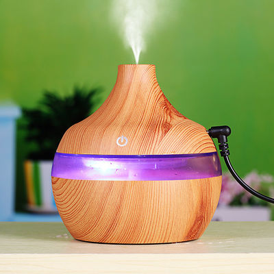 Humidificador de quarto de névoa fria de tamanho pequeno de 300 ml de grãos de madeira com luz LED de mudança de cor