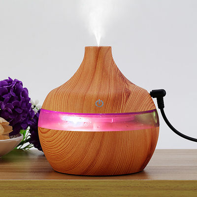 Humidificador de quarto de névoa fria de tamanho pequeno de 300 ml de grãos de madeira com luz LED de mudança de cor