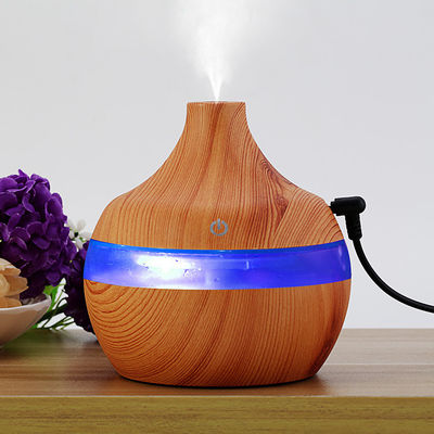 Humidificador de quarto de névoa fria de tamanho pequeno de 300 ml de grãos de madeira com luz LED de mudança de cor